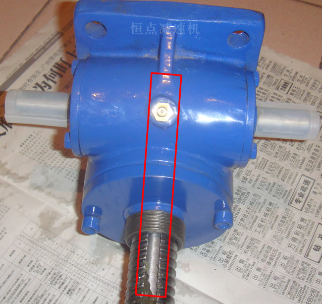 絲杆升降機的槽口正對油嘴方向