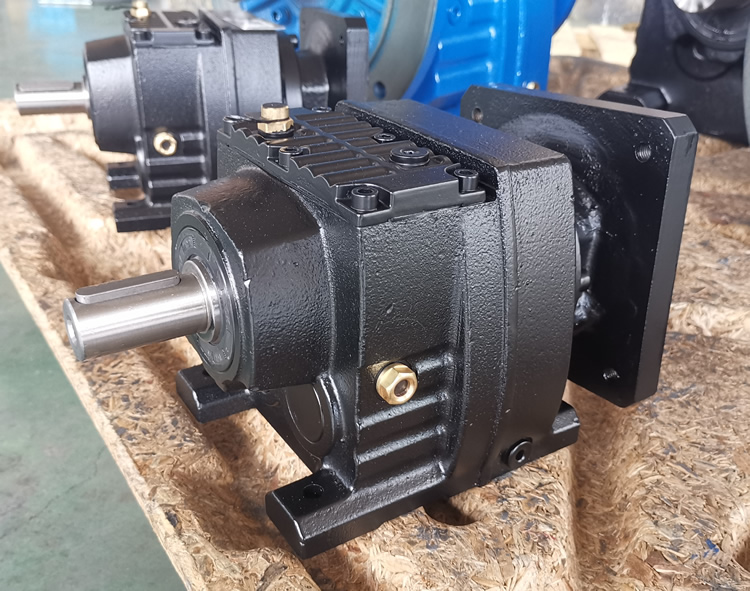 R37系列減速機的實物照片，輸入配伺服電機