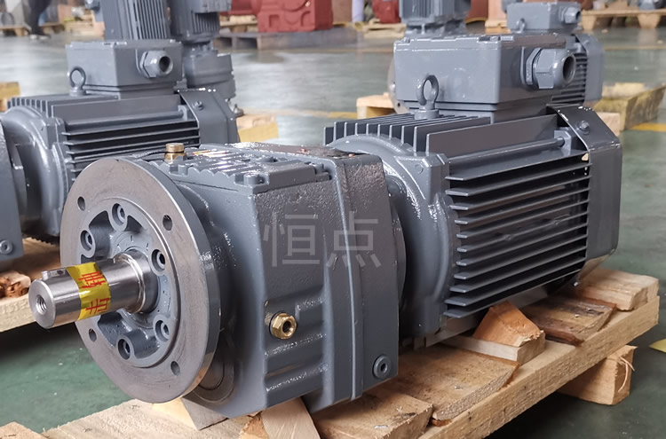 RF47系列減速機配直聯電機，立式安裝 輸出法蘭+軸 實物圖