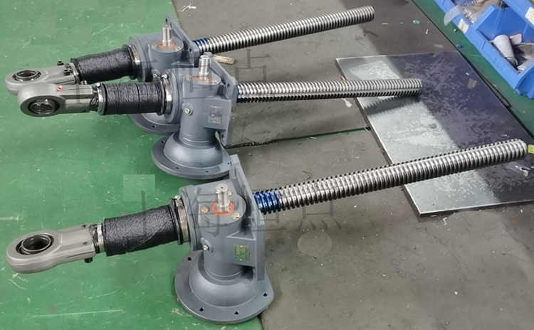 SWLD10升降機配關節軸承，配軟防護罩的實物圖